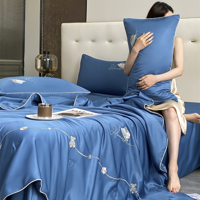 91家纺网 家纺一手货源 找家纺 绒世界 绒世界 2025新款大牌风水洗真丝绣花床笠被套夏被四件套公主日记系列-风格一 公主日记-宾利蓝