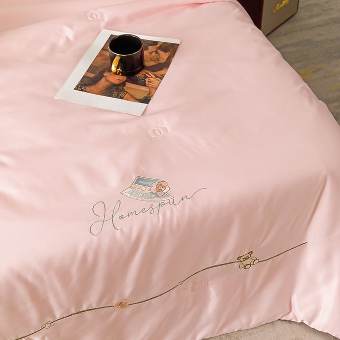 91家纺网 家纺一手货源 找家纺 欧冠家纺 2024新款大牌风水洗真丝绣花床笠被套夏被四件套公主日记系列-风格二 公主日记-樱花粉