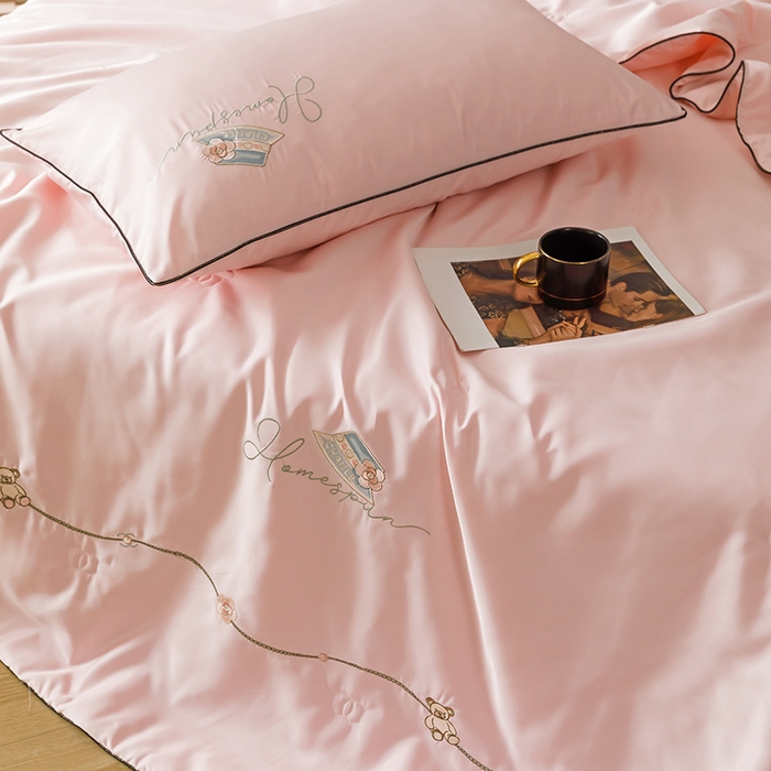 91家纺网 家纺一手货源 找家纺 欧冠家纺 2024新款大牌风水洗真丝绣花床笠被套夏被四件套公主日记系列-风格二 公主日记-樱花粉