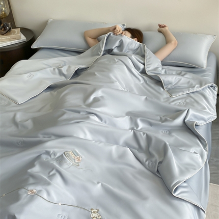 91家纺网 家纺一手货源 找家纺 丝印良品 2024新款大牌风水洗真丝绣花床笠被套夏被四件套公主日记系列-风格一 公主日记-高级灰