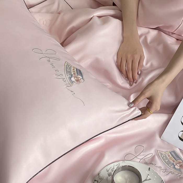 91家纺网 家纺一手货源 找家纺 欧冠家纺 2024新款大牌风水洗真丝绣花床笠被套夏被四件套公主日记系列-风格一 公主日记-樱花粉