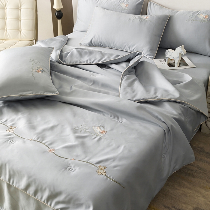 91家纺网 家纺一手货源 找家纺 欧冠家纺 2024新款大牌风水洗真丝绣花床笠被套夏被四件套公主日记系列-风格二 公主日记-高级灰