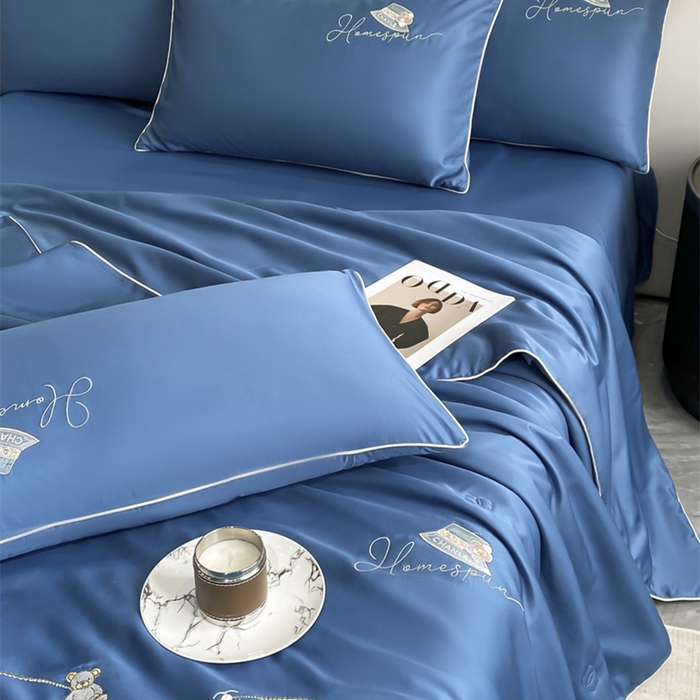 91家纺网 家纺一手货源 找家纺 绒世界 绒世界 2025新款大牌风水洗真丝绣花床笠被套夏被四件套公主日记系列-风格一 公主日记-宾利蓝