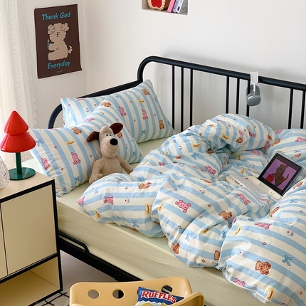 91家纺网 家纺一手货源 找家纺 六巷胡同 2024新款40支全棉13372韩系INS卡通减龄篇四件套 蓝白条熊仔