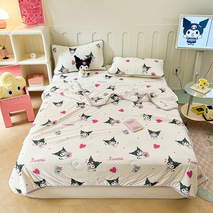 91家纺网 家纺一手货源 找家纺 金爱家 2024新款A类三丽鸥高品质可组合凉感丝乳胶席牛奶丝针织棉软糯夏被四件套 乳胶席-奶油甜筒库洛米