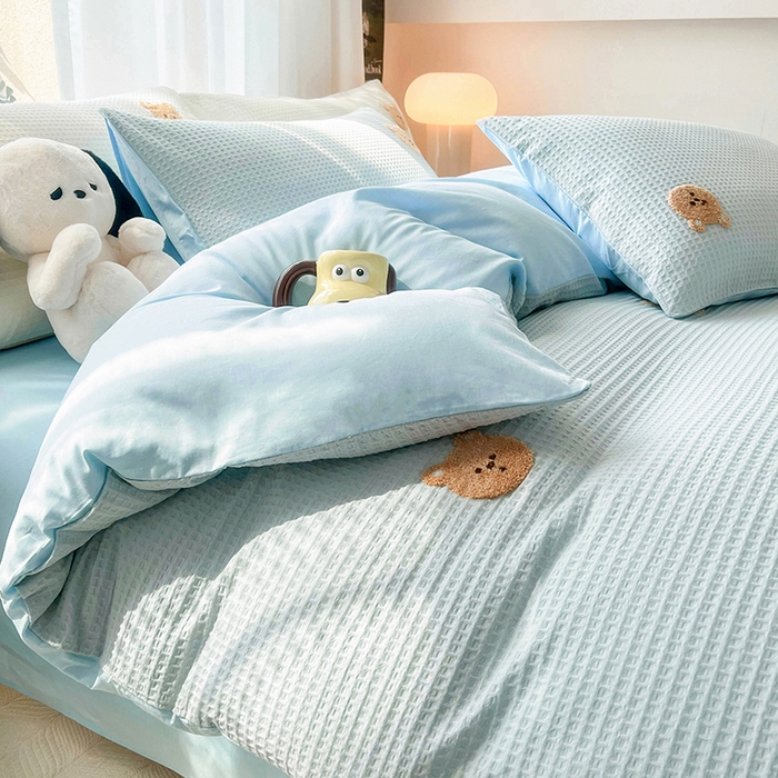 91家纺网 家纺一手货源 找家纺 慕尚 2025新款全棉华夫格毛巾绣四件套 华夫格小熊仔蓝