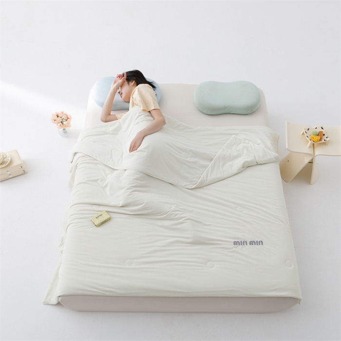 91家纺网 家纺一手货源 找家纺 丝幔家纺 2025新款A类提花绣花凉感夏被 被子被芯 奶油白