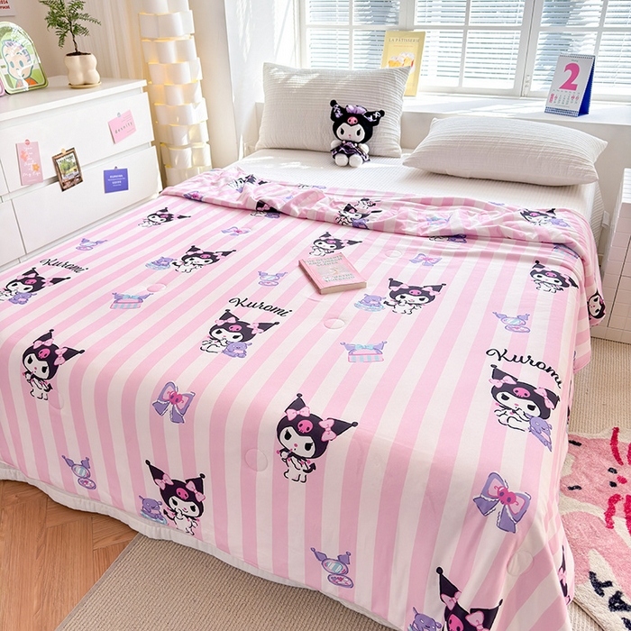 91家纺网 家纺一手货源 找家纺 博雅 2024新款三丽鸥正版系列A类牛奶丝软糯针织棉大豆纤维夏被 针织棉（带防伪标）粉条纹库洛米