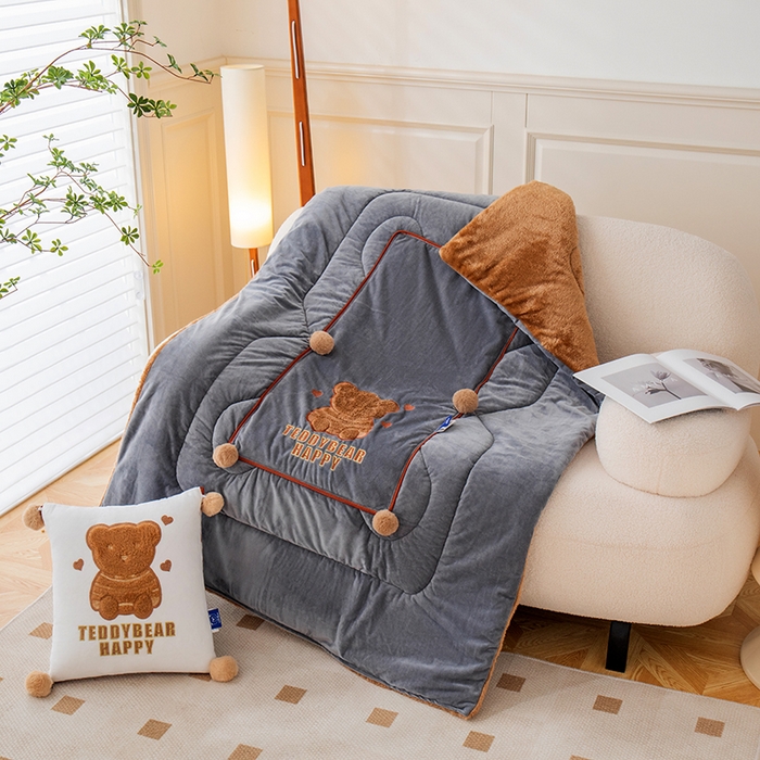 91家纺网 家纺一手货源 找家纺 枕芯真意 2024新款宝宝绒抱枕被 浅灰色