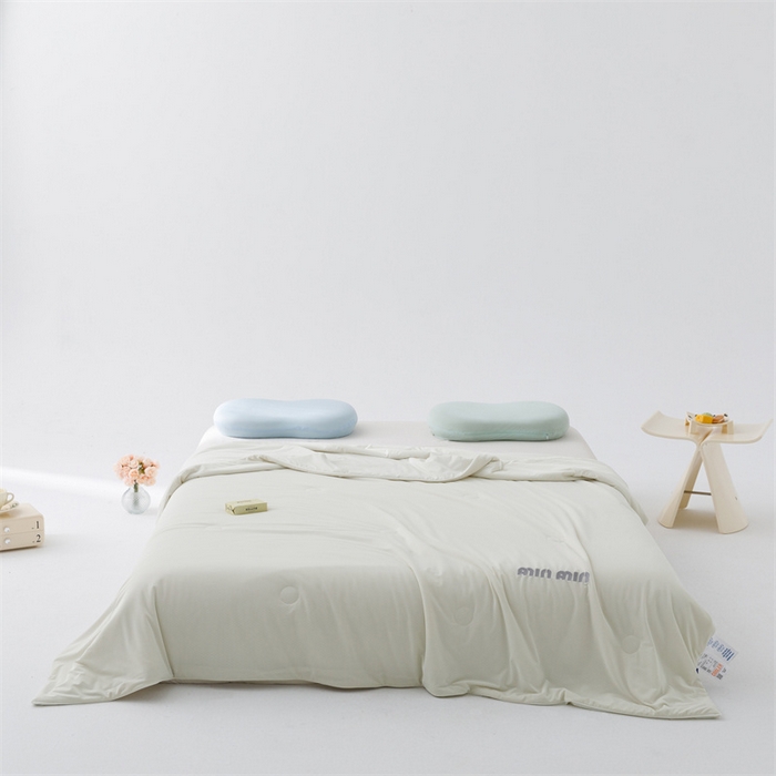 91家纺网 家纺一手货源 找家纺 丝幔家纺 2025新款A类提花绣花凉感夏被 被子被芯 奶油白