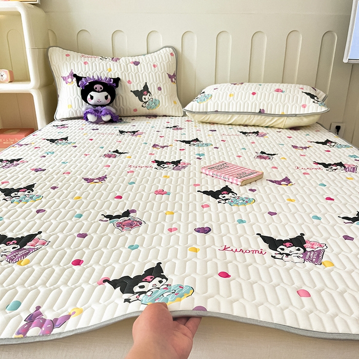 91家纺网 家纺一手货源 找家纺 金爱家 2024新款A类三丽鸥高品质可组合凉感丝乳胶席牛奶丝针织棉软糯夏被四件套 乳胶席-彩糖库洛米