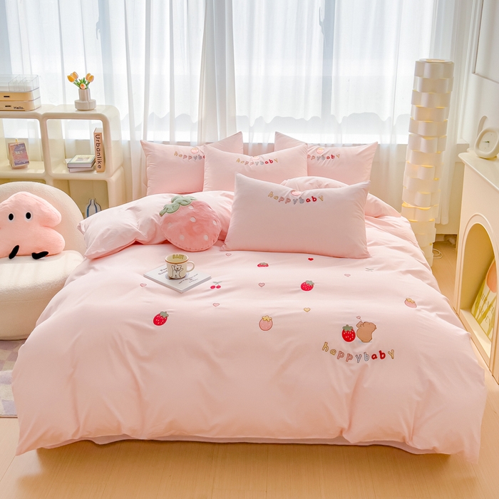 91家纺网 家纺一手货源 找家纺 亲亲公主 2025新款全棉可爱刺绣四件套 草莓熊