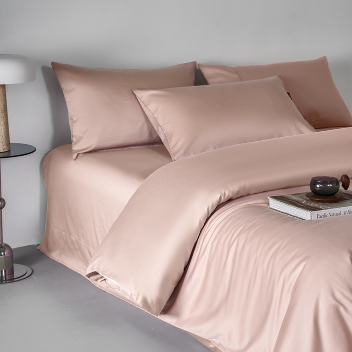 91家纺网 家纺一手货源 找家纺 秀色家纺 2025新款轻奢60支贡缎高支贡缎长绒棉全棉四件套简约纯色床上被套床单床笠式 米朵-茱萸粉