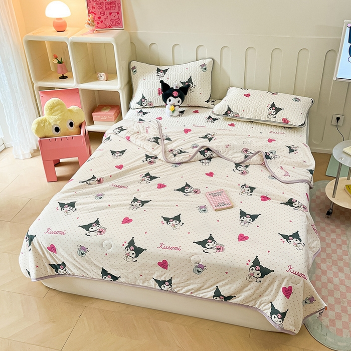 91家纺网 家纺一手货源 找家纺 金爱家 2024新款A类三丽鸥高品质可组合凉感丝乳胶席牛奶丝针织棉软糯夏被四件套 乳胶席-奶油甜筒库洛米