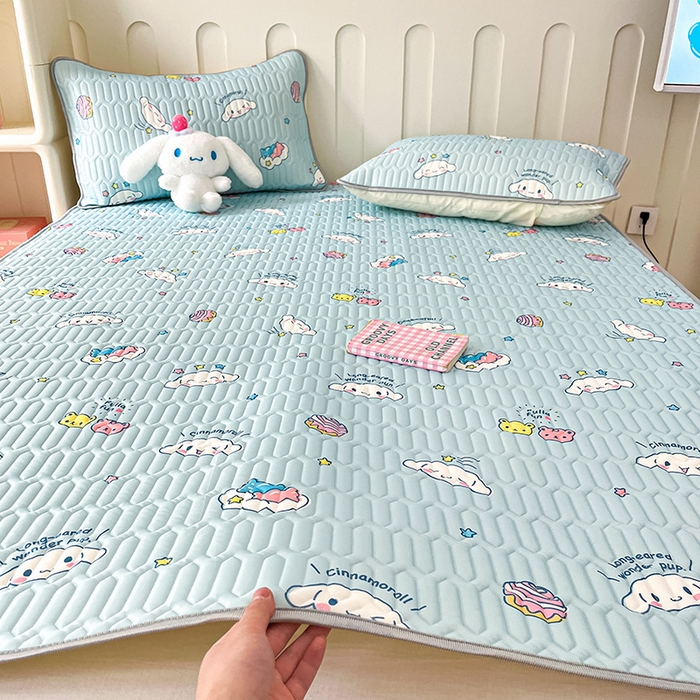 91家纺网 家纺一手货源 找家纺 金爱家 2024新款A类三丽鸥高品质可组合凉感丝乳胶席牛奶丝针织棉软糯夏被四件套 乳胶席-可爱玉桂狗