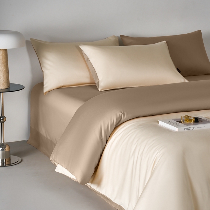 91家纺网 家纺一手货源 找家纺 秀色家纺 2025新款轻奢60支贡缎高支贡缎长绒棉全棉四件套简约纯色床上被套床单床笠式 米朵-奶昔白+亚麻咖