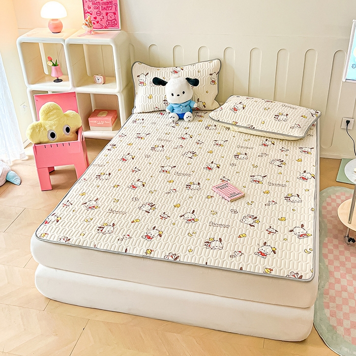 91家纺网 家纺一手货源 找家纺 金爱家 2024新款A类三丽鸥高品质可组合凉感丝乳胶席牛奶丝针织棉软糯夏被四件套 乳胶席-小鸡帕恰狗