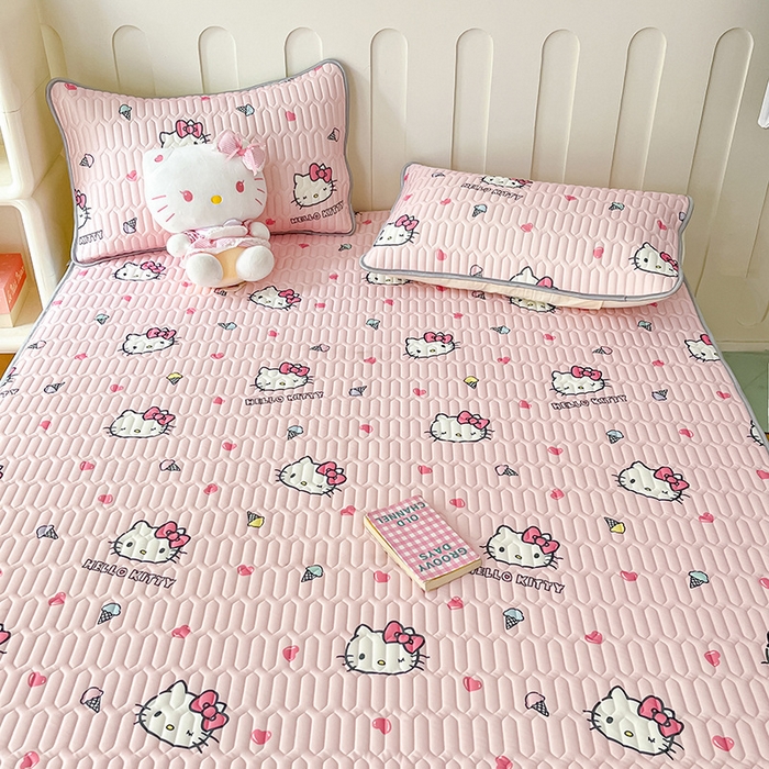 91家纺网 家纺一手货源 找家纺 金爱家 2024新款A类三丽鸥高品质可组合凉感丝乳胶席牛奶丝针织棉软糯夏被四件套 乳胶席-粉粉甜筒kitty