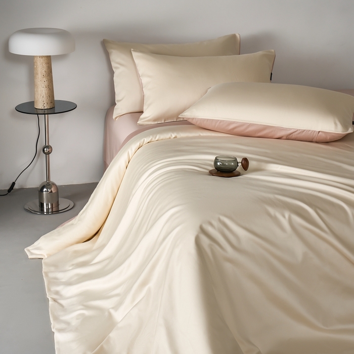 91家纺网 家纺一手货源 找家纺 秀色家纺 2025新款轻奢60支贡缎高支贡缎长绒棉全棉四件套简约纯色床上被套床单床笠式 米朵-蜜桃奶油