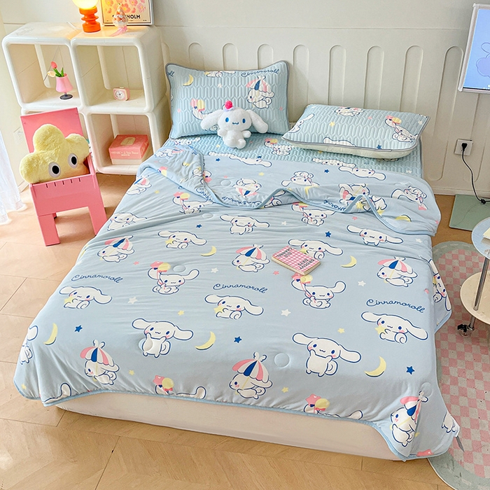 91家纺网 家纺一手货源 找家纺 金爱家 2024新款A类三丽鸥高品质可组合凉感丝乳胶席牛奶丝针织棉软糯夏被四件套 乳胶席-月亮玉桂狗