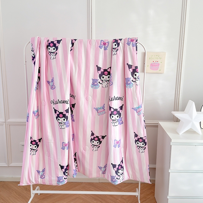 91家纺网 家纺一手货源 找家纺 博雅 2024新款三丽鸥正版系列A类牛奶丝软糯针织棉大豆纤维夏被 针织棉（带防伪标）粉条纹库洛米