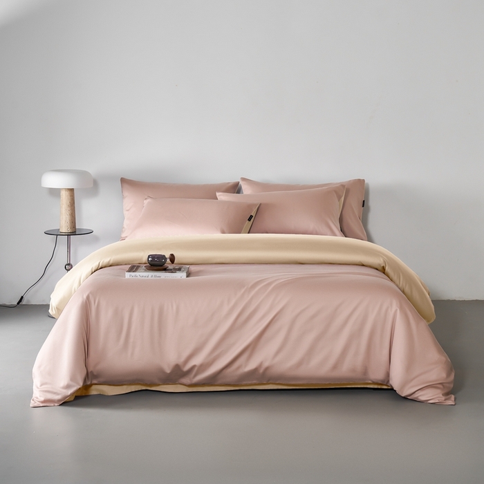 91家纺网 家纺一手货源 找家纺 秀色家纺 2025新款轻奢60支贡缎高支贡缎长绒棉全棉四件套简约纯色床上被套床单床笠式 米朵-茱萸粉+香槟金