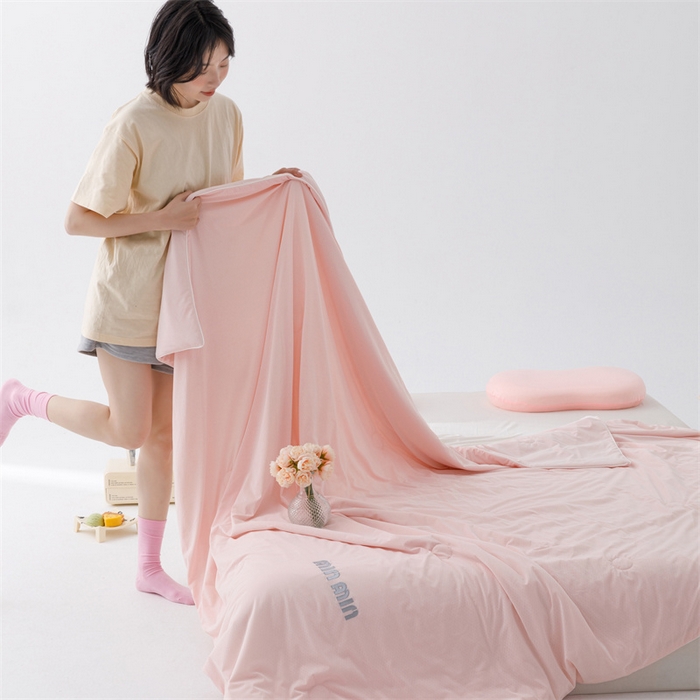 91家纺网 家纺一手货源 找家纺 丝幔家纺 2025新款A类提花绣花凉感夏被 被子被芯 樱花粉