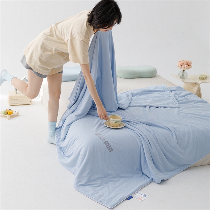 91家纺网 家纺一手货源 找家纺 丝幔家纺 2025新款A类提花绣花凉感夏被 被子被芯 海洋蓝