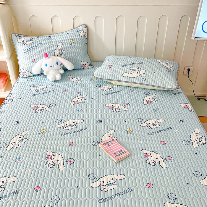 91家纺网 家纺一手货源 找家纺 金爱家 2024新款A类三丽鸥高品质可组合凉感丝乳胶席牛奶丝针织棉软糯夏被四件套 乳胶席-牛奶甜点玉桂狗