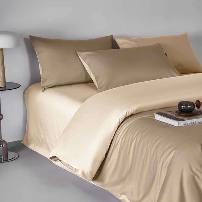 91家纺网 家纺一手货源 找家纺 秀色家纺 2025新款轻奢60支贡缎高支贡缎长绒棉全棉四件套简约纯色床上被套床单床笠式 米朵-亚麻咖+香槟金