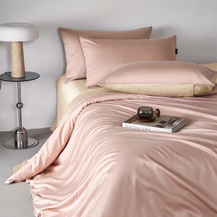 91家纺网 家纺一手货源 找家纺 秀色家纺 2025新款轻奢60支贡缎高支贡缎长绒棉全棉四件套简约纯色床上被套床单床笠式 米朵-茱萸粉+香槟金