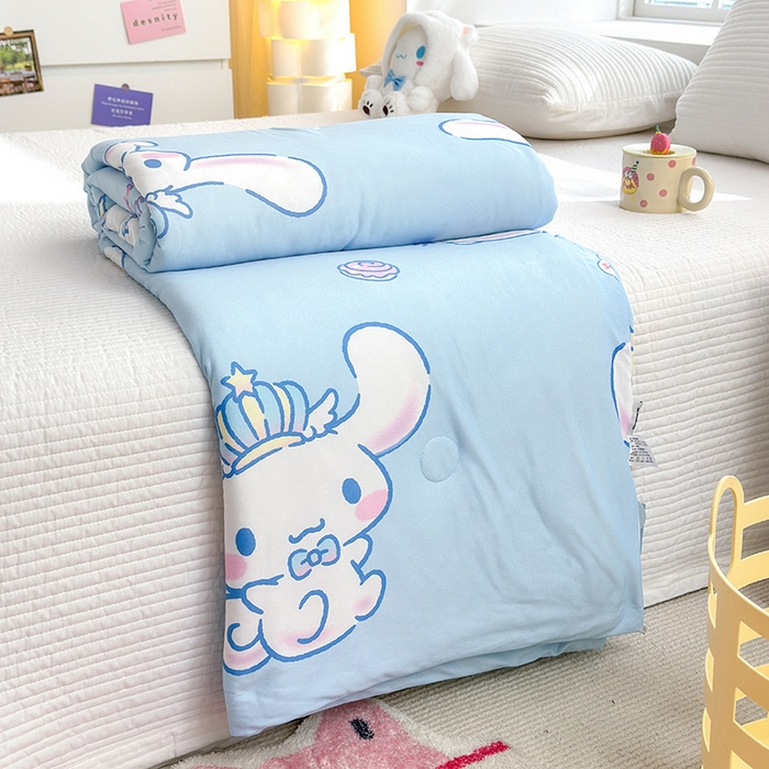 91家纺网 家纺一手货源 找家纺 博雅 2024新款三丽鸥正版系列A类牛奶丝软糯针织棉大豆纤维夏被 针织棉（带防伪标）旅行玉桂狗