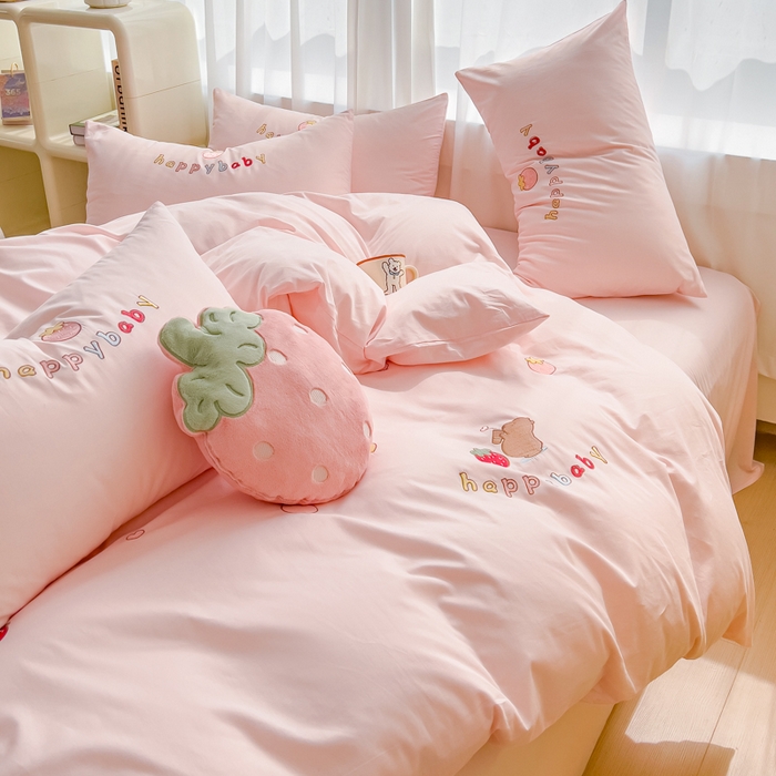 91家纺网 家纺一手货源 找家纺 亲亲公主 2025新款全棉可爱刺绣四件套 草莓熊