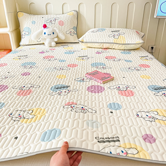 91家纺网 家纺一手货源 找家纺 金爱家 2024新款A类三丽鸥高品质可组合凉感丝乳胶席牛奶丝针织棉软糯夏被四件套 乳胶席-泡泡玉桂狗