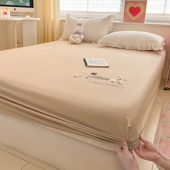 91家纺网 家纺一手货源 找家纺 2024新款A类全棉水洗棉绣花单床笠 腊肠狗-奶驼