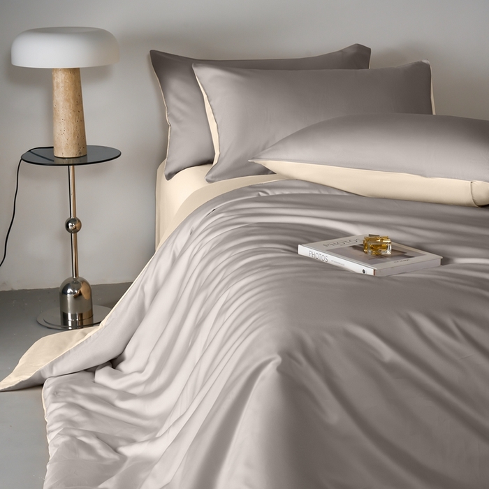 91家纺网 家纺一手货源 找家纺 秀色家纺 2025新款轻奢60支贡缎高支贡缎长绒棉全棉四件套简约纯色床上被套床单床笠式 米朵-烟墨灰+奶昔白