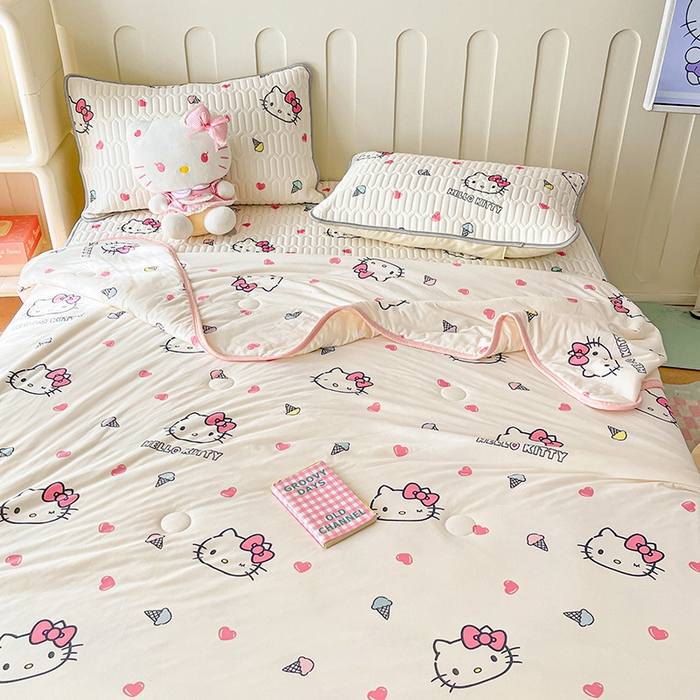 91家纺网 家纺一手货源 找家纺 金爱家 2024新款A类三丽鸥高品质可组合凉感丝乳胶席牛奶丝针织棉软糯夏被四件套 乳胶席-甜甜kitty