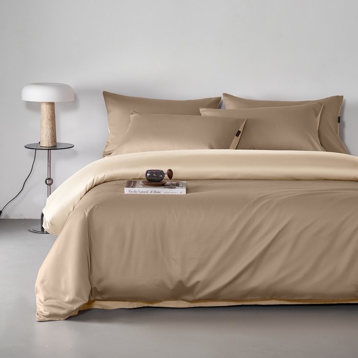 91家纺网 家纺一手货源 找家纺 秀色家纺 2025新款轻奢60支贡缎高支贡缎长绒棉全棉四件套简约纯色床上被套床单床笠式 米朵-亚麻咖+香槟金