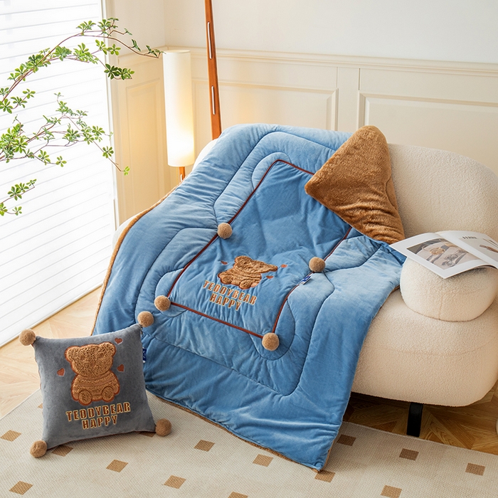 91家纺网 家纺一手货源 找家纺 枕芯真意 2024新款宝宝绒抱枕被 蔚蓝色