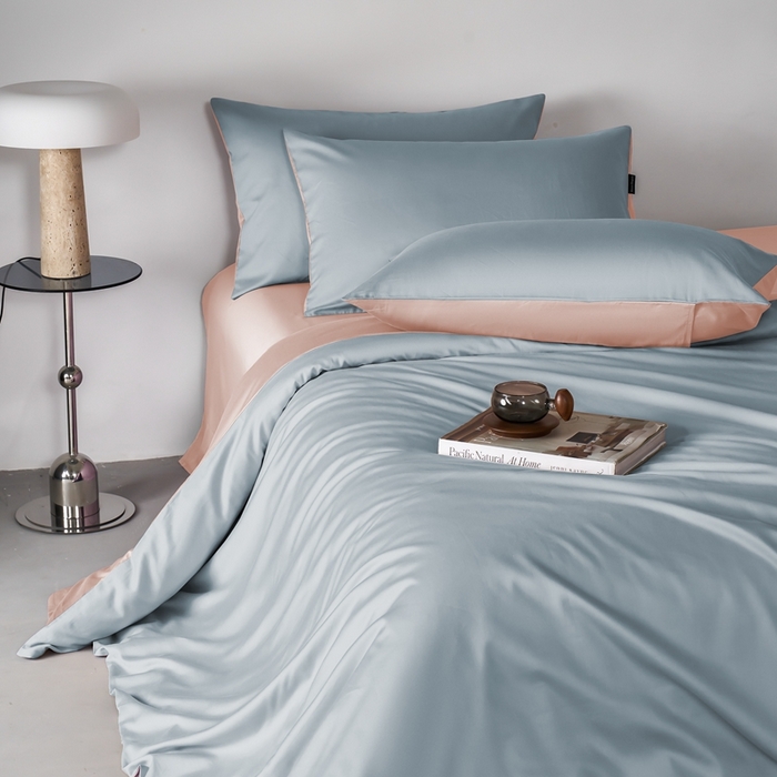 91家纺网 家纺一手货源 找家纺 秀色家纺 2025新款轻奢60支贡缎高支贡缎长绒棉全棉四件套简约纯色床上被套床单床笠式 米朵-蓝莓粉