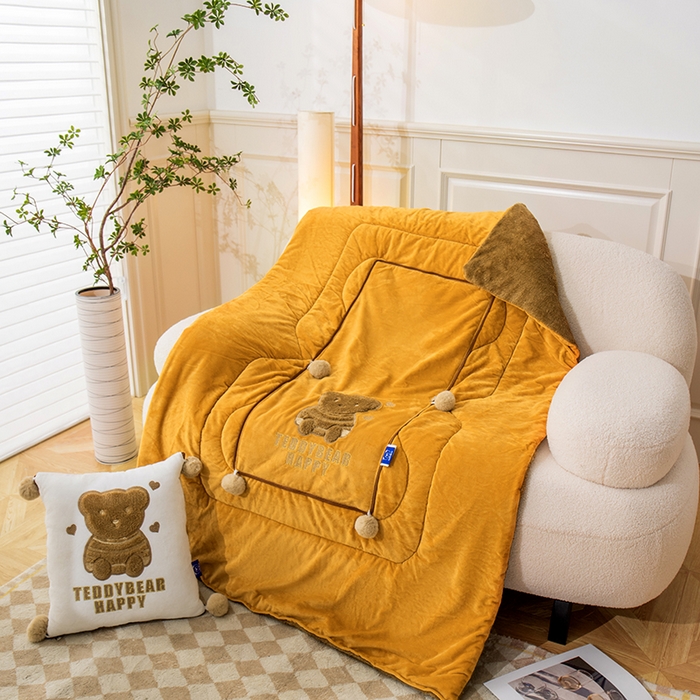 91家纺网 家纺一手货源 找家纺 枕芯真意 2024新款宝宝绒抱枕被 琥珀黄