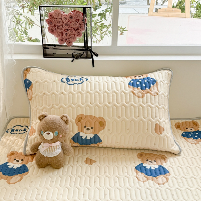 91家纺网 家纺一手货源 找家纺 佰亿莱2024新款小清新印花乳胶凉席 咖啡熊仔