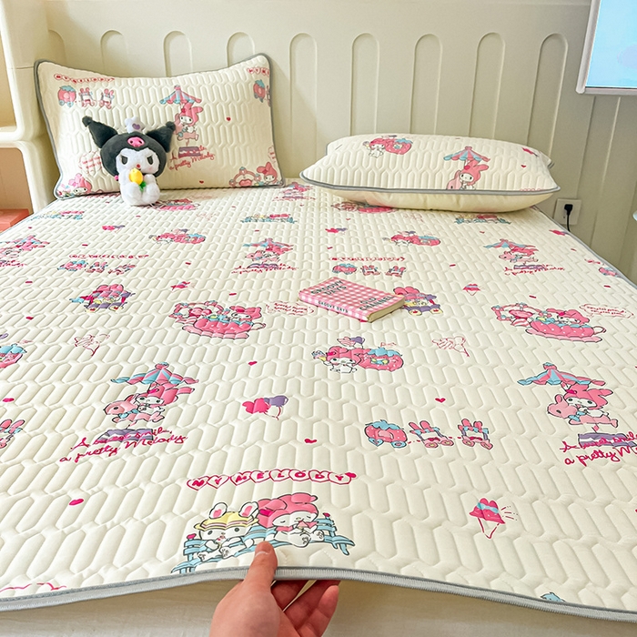 91家纺网 家纺一手货源 找家纺 金爱家 2024新款A类三丽鸥高品质可组合凉感丝乳胶席牛奶丝针织棉软糯夏被四件套 乳胶席-游乐园美乐蒂