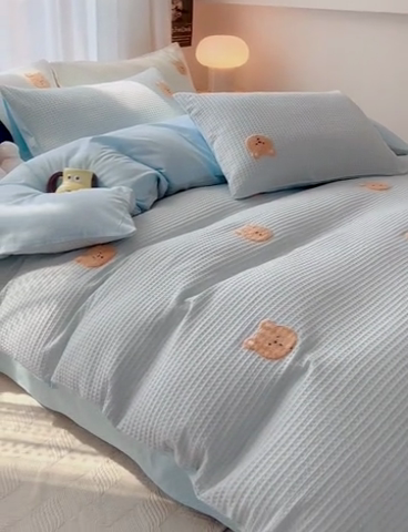 91家纺网 家纺一手货源 找家纺 慕尚 2025新款全棉华夫格毛巾绣四件套 华夫格小熊仔蓝