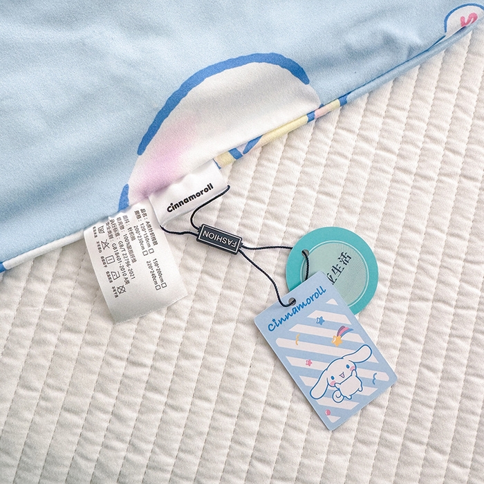 91家纺网 家纺一手货源 找家纺 博雅 2024新款三丽鸥正版系列A类牛奶丝软糯针织棉大豆纤维夏被 针织棉（带防伪标）旅行玉桂狗