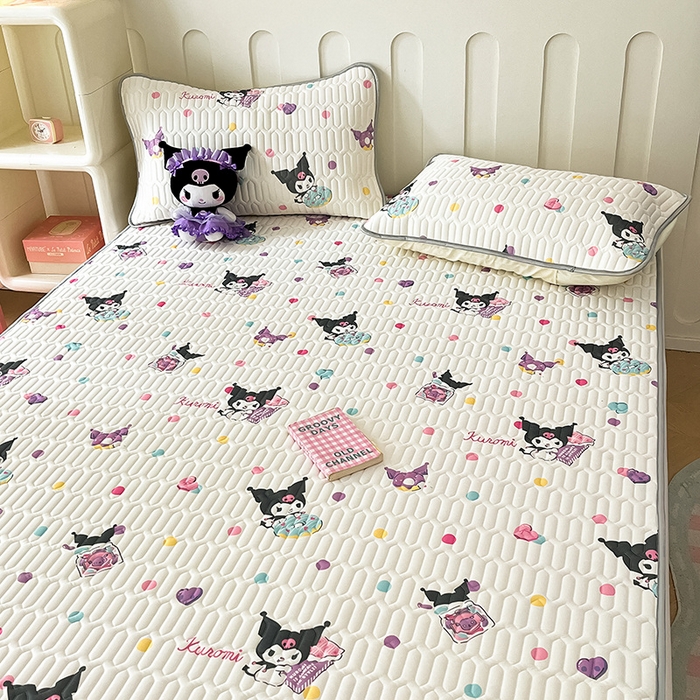 91家纺网 家纺一手货源 找家纺 金爱家 2024新款A类三丽鸥高品质可组合凉感丝乳胶席牛奶丝针织棉软糯夏被四件套 乳胶席-彩糖库洛米