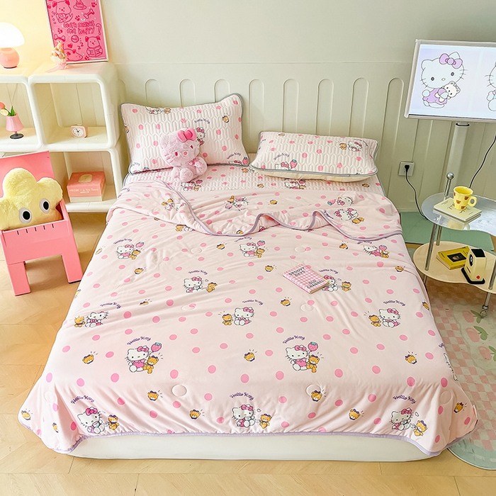 91家纺网 家纺一手货源 找家纺 金爱家 2024新款A类三丽鸥高品质可组合凉感丝乳胶席牛奶丝针织棉软糯夏被四件套 乳胶席-草莓kitty