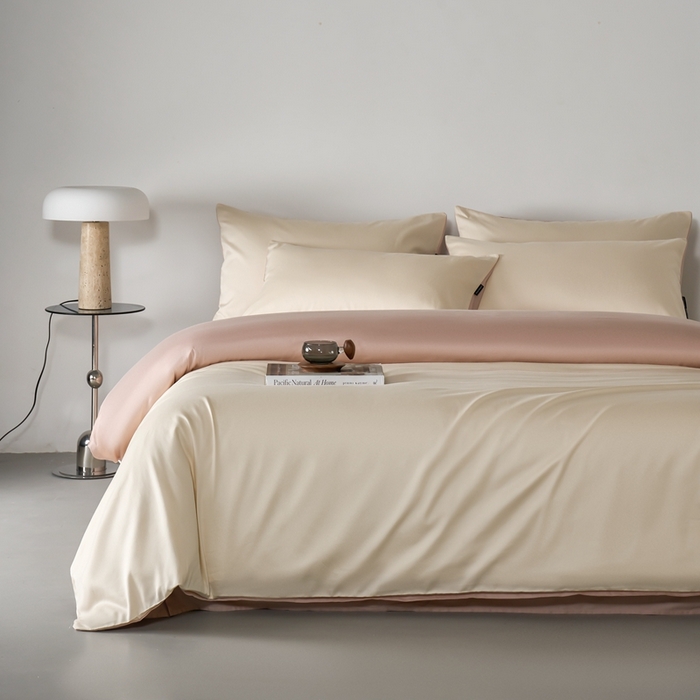 91家纺网 家纺一手货源 找家纺 秀色家纺 2025新款轻奢60支贡缎高支贡缎长绒棉全棉四件套简约纯色床上被套床单床笠式 米朵-蜜桃奶油