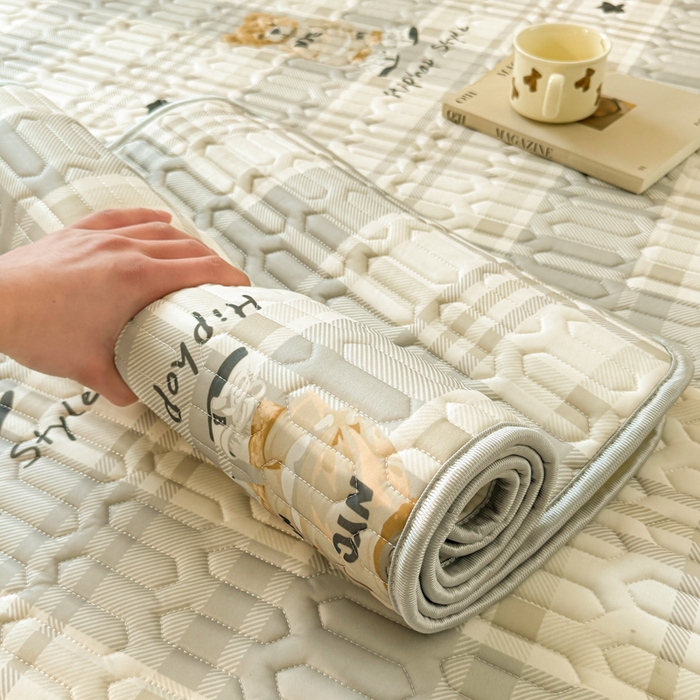 91家纺网 家纺一手货源 找家纺 佰亿莱2024新款小清新印花乳胶凉席 格子熊