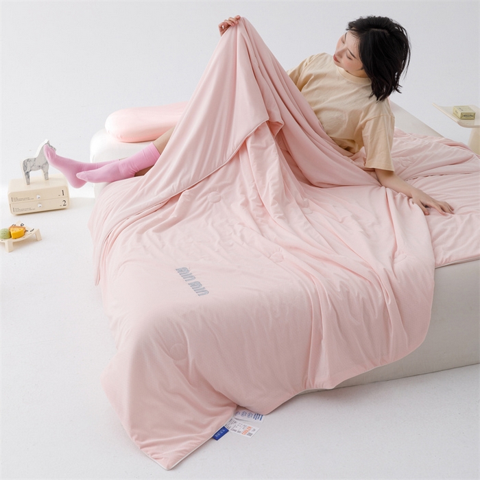 91家纺网 家纺一手货源 找家纺 丝幔家纺 2025新款A类提花绣花凉感夏被 被子被芯 樱花粉